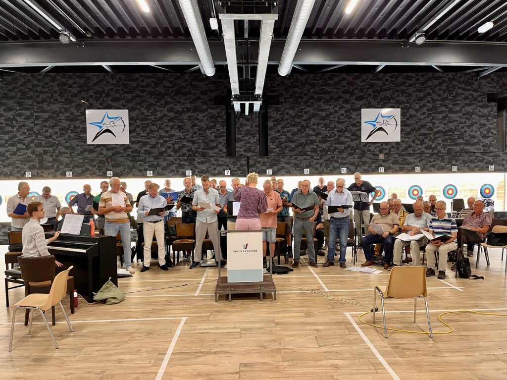 IMG_1967a Vriendenkoor repeteert in “De Ster” voor jubileum-
concert