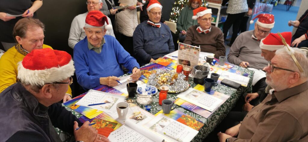 Leden Vriendenkoor luisteren Kerstviering Leger des Heils op
